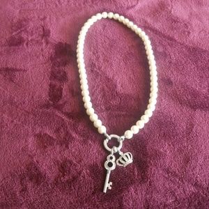Beautiful pearl necklace w/ crown and key
